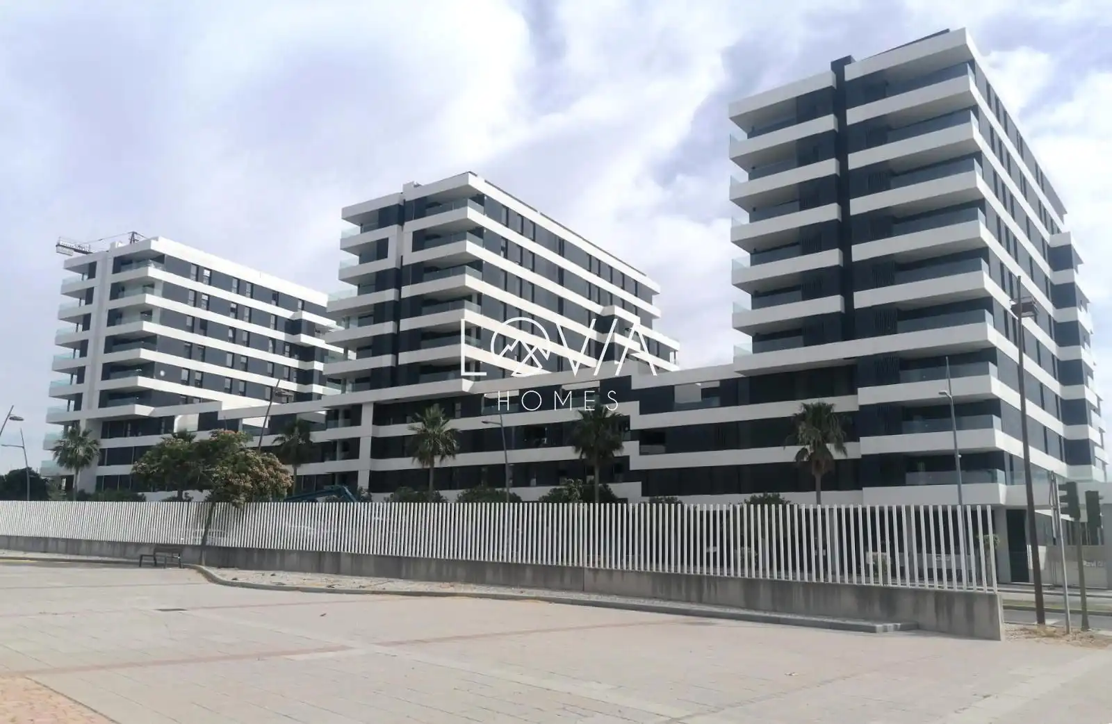Exterior view of Flat for sale in Dos Hermanas  with Air Conditioner, Terrace and Storage room