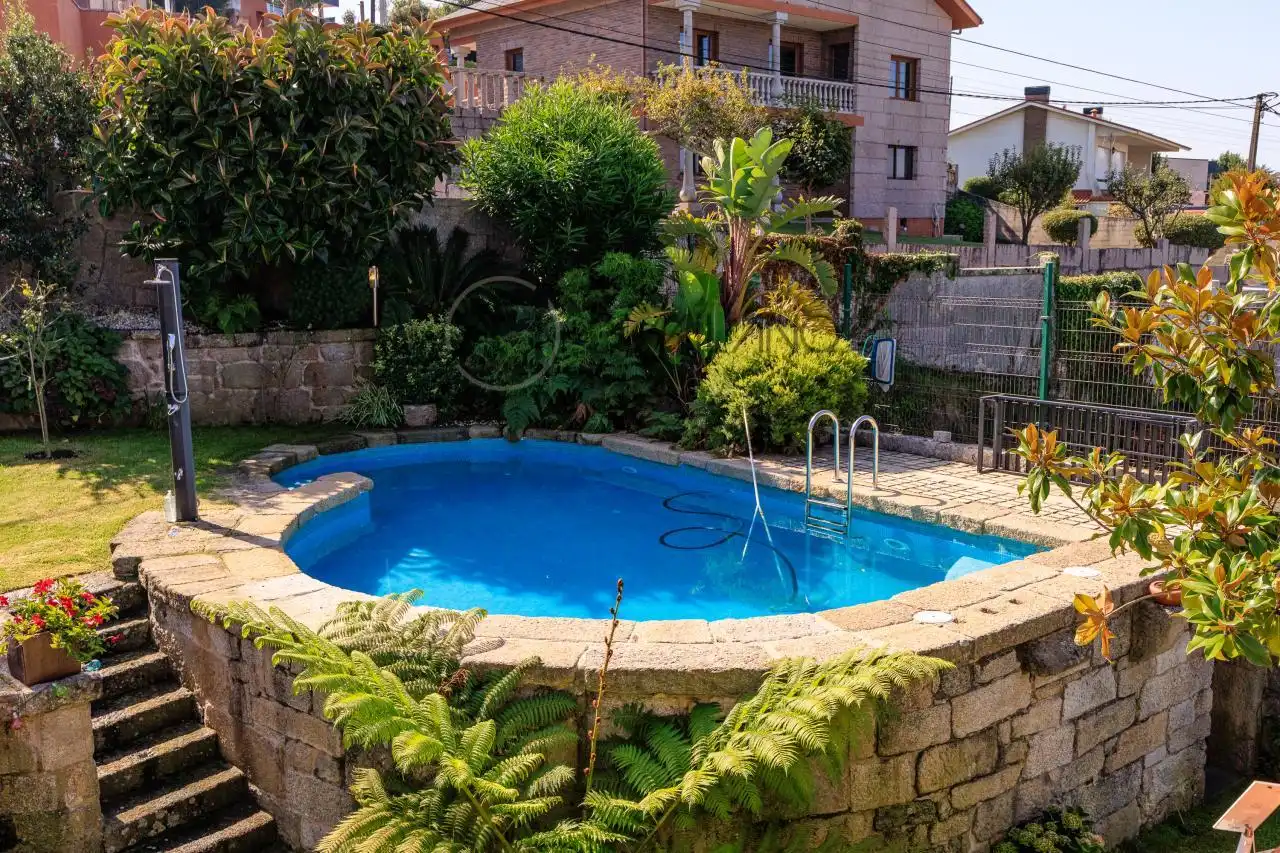 Piscina de Casa o chalet en venta en Nigrán con Calefacción, Jardín privado y Parquet