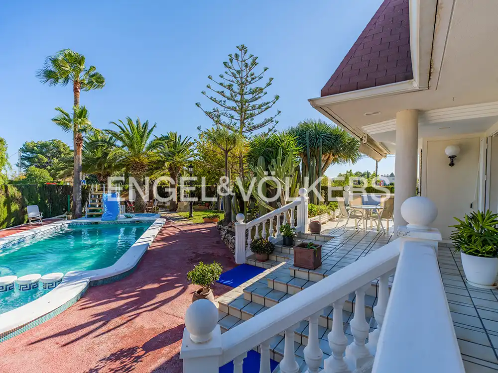 Exterior view of Houses for sale in San Vicente del Raspeig / Sant Vicent del Raspeig  with Air Conditioner, Heating and Private garden