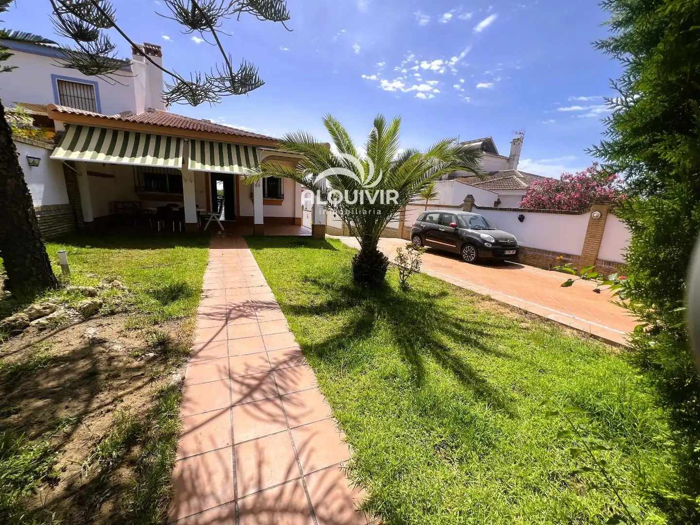 Vista exterior de Casa adosada en venda en Almonte amb Jardí privat, Terrassa i Piscina