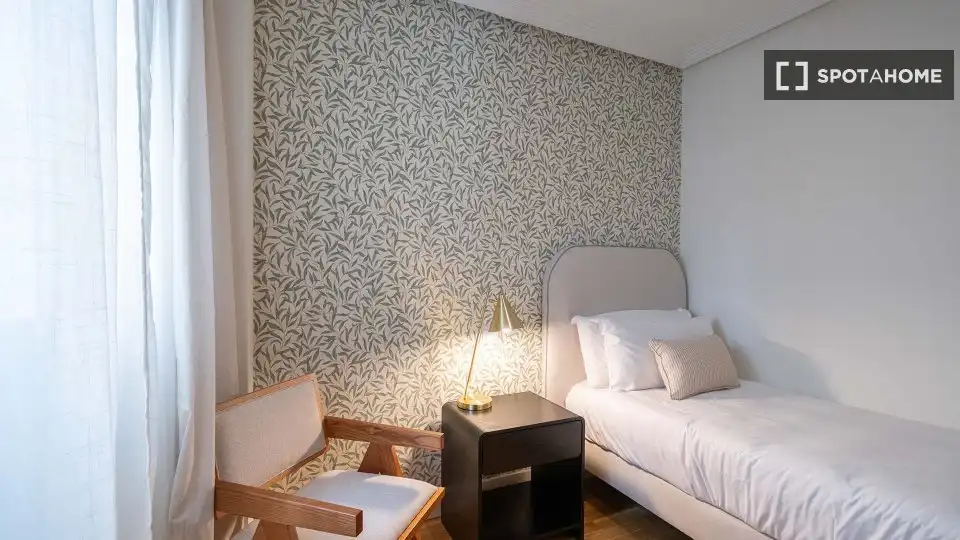 Bedroom of Flat for rent in Madrid  with Air Conditioner, Heating and Furnished