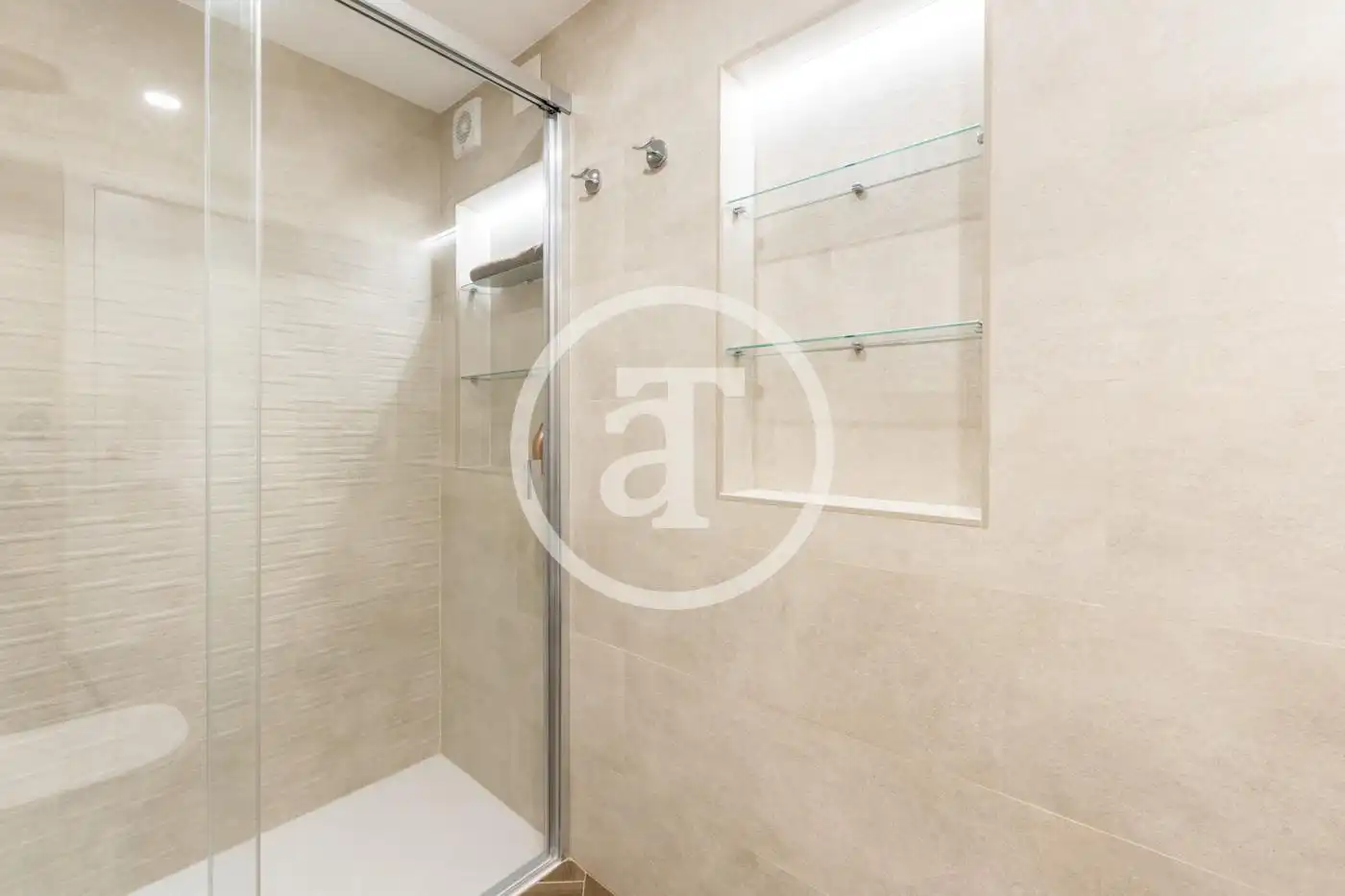 Badezimmer von Wohnung zur Miete in Madrid mit Klimaanlage, Heizung und Möbliert