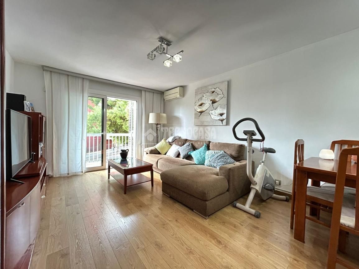 Exterior view of Flat for sale in L'Hospitalet de Llobregat  with Air Conditioner, Heating and Parquet flooring