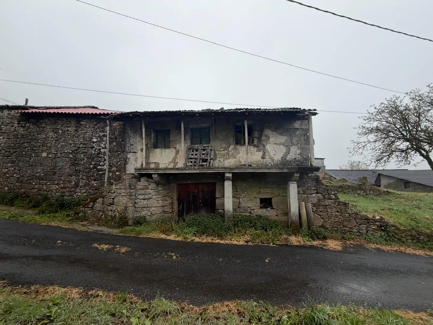Vista exterior de Casa adosada en venda en Piñor amb Balcó