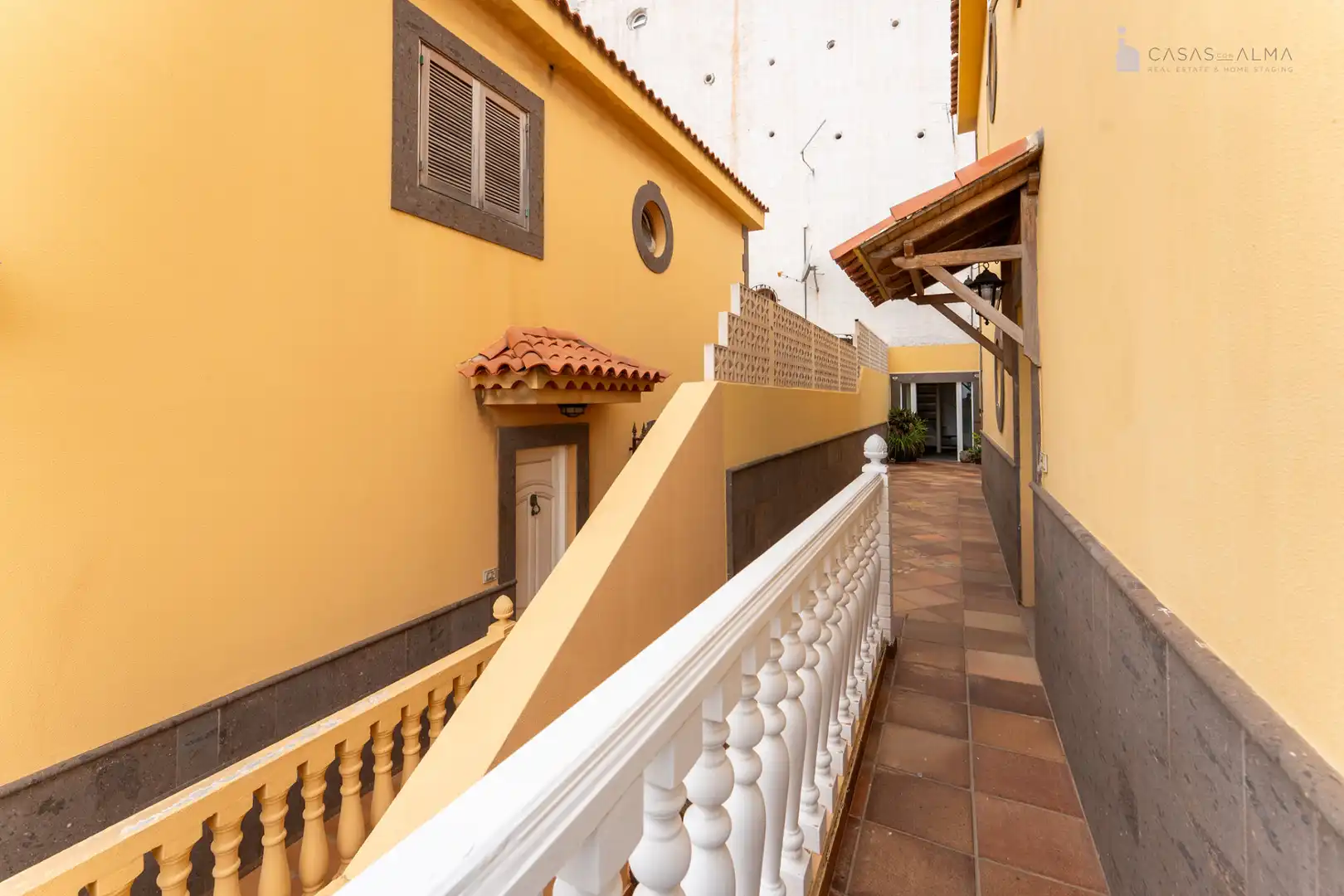 Vista exterior de Casa adosada en venda en Las Palmas de Gran Canaria amb Aire condicionat, Parquet i Terrassa