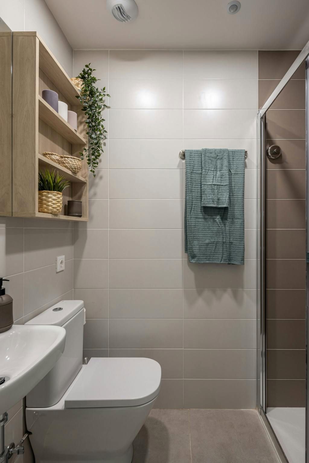 Bathroom of Flat to rent in  Sevilla Capital  with Air Conditioner, Heating and Furnished
