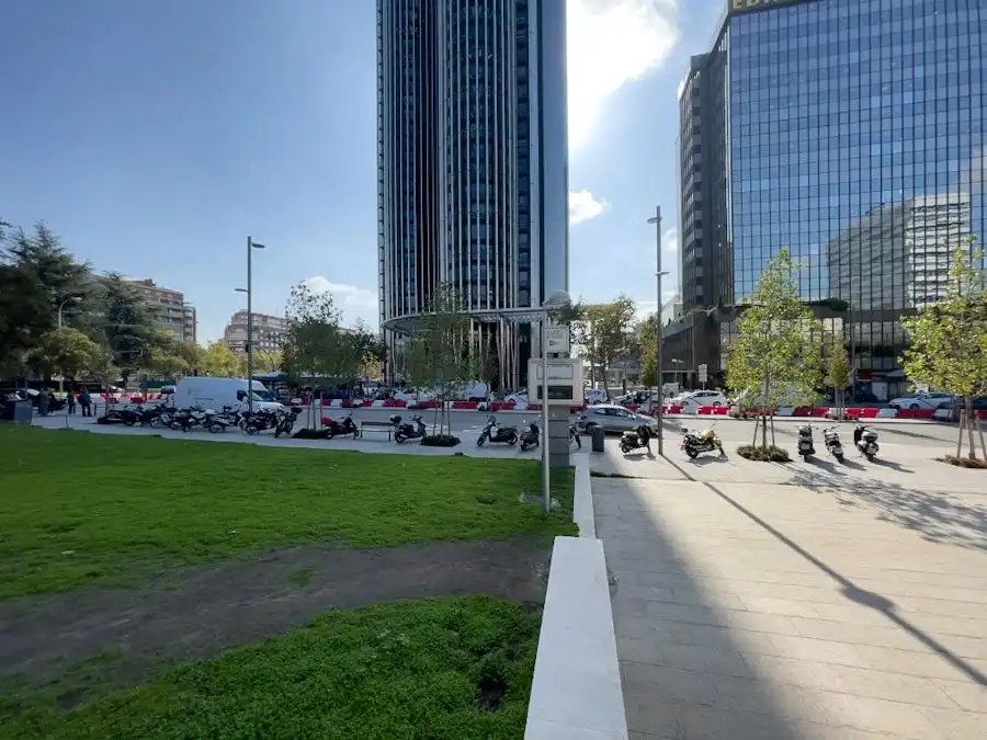 Vista exterior de Local de lloguer en Madrid amb Aire condicionat
