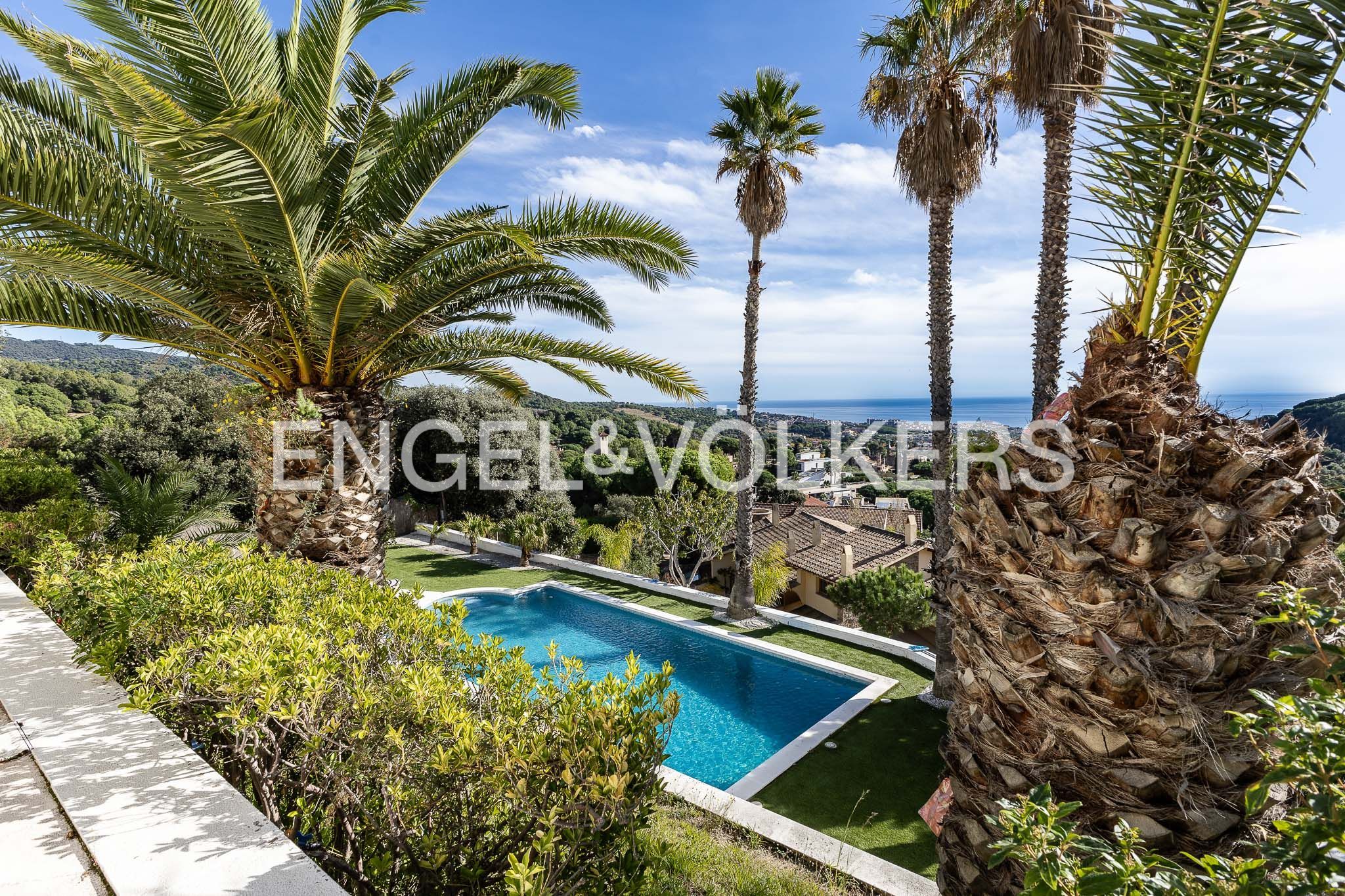 Vista exterior de Casa o xalet en venda en Alella amb Calefacció, Jardí privat i Parquet