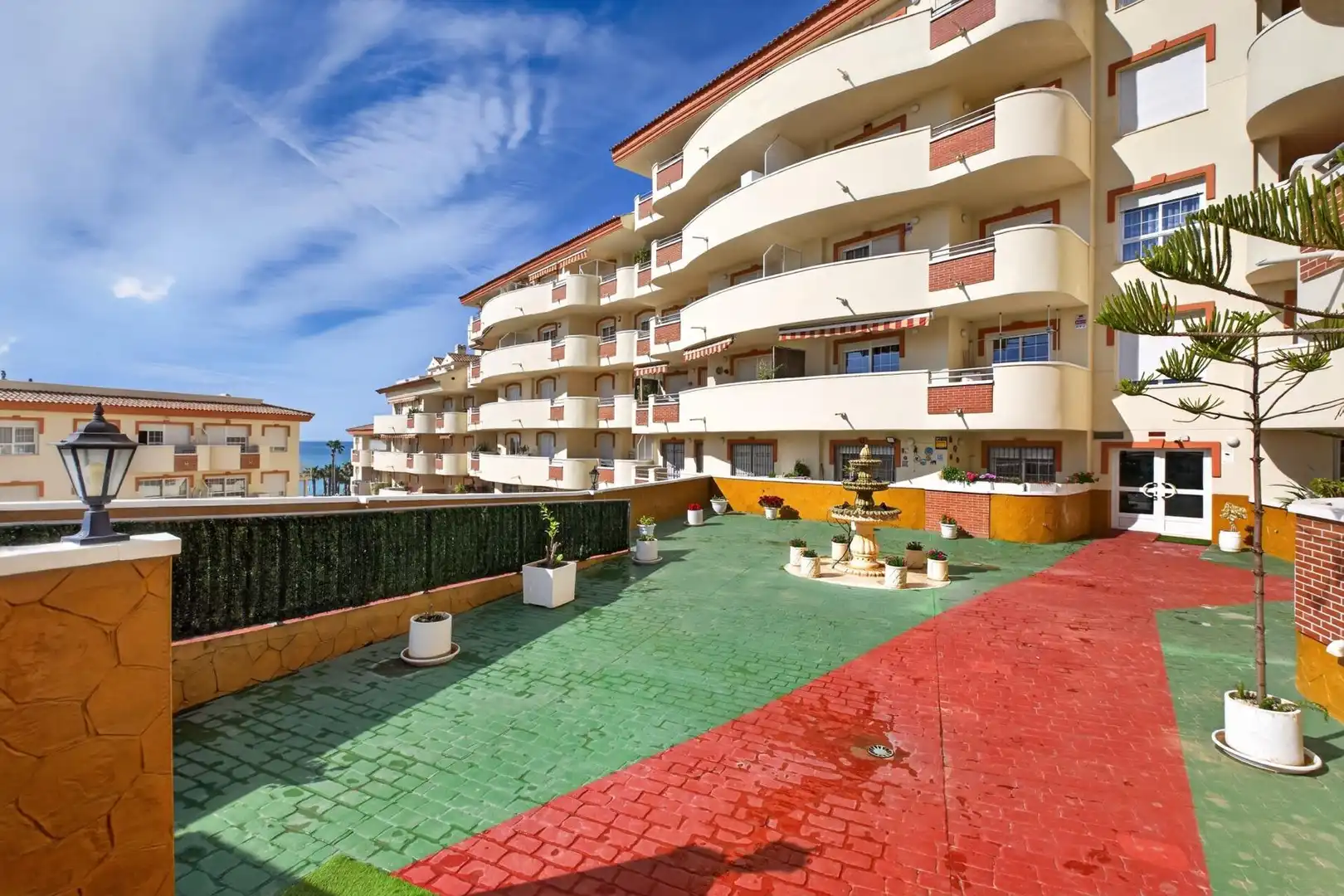 Vista exterior de Planta baixa en venda en Benalmádena amb Aire condicionat, Jardí privat i Terrassa