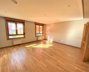 Sala d'estar de Pis de lloguer en León Capital  amb Calefacció, Parquet i Traster