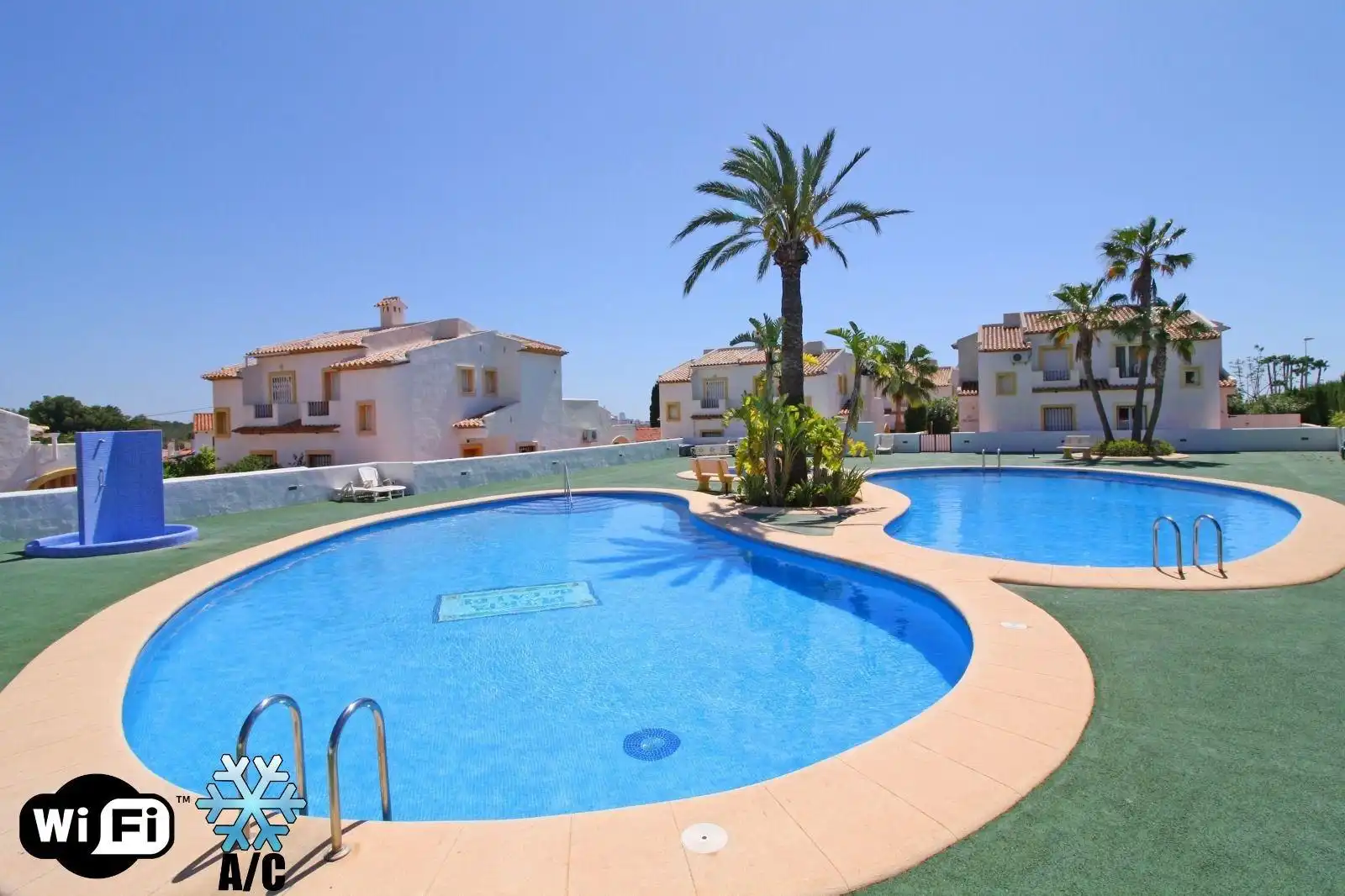 Piscina de Casa adosada en venda en Calpe / Calp amb Aire condicionat, Calefacció i Jardí privat