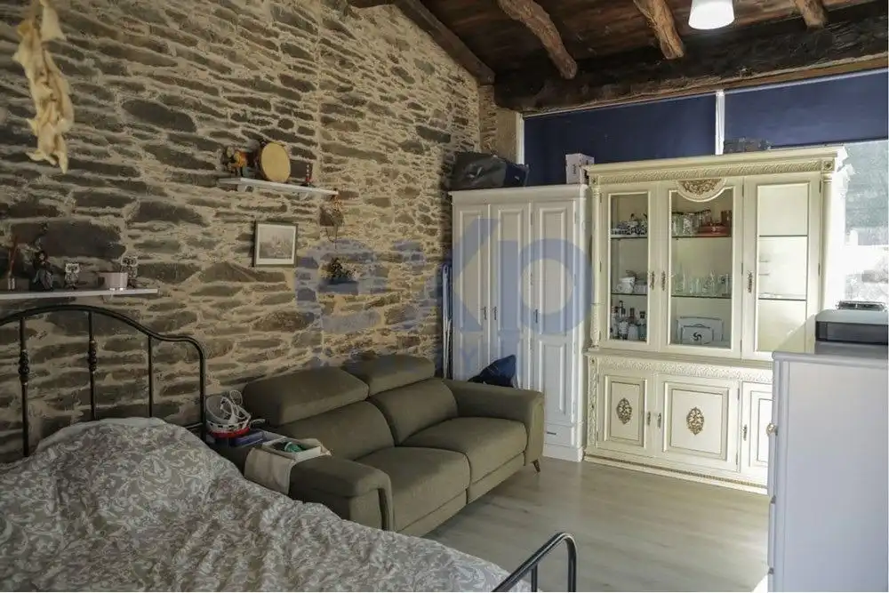 Wohnzimmer von Country house zum Verkauf in Touro mit Privatgarten und Terrasse