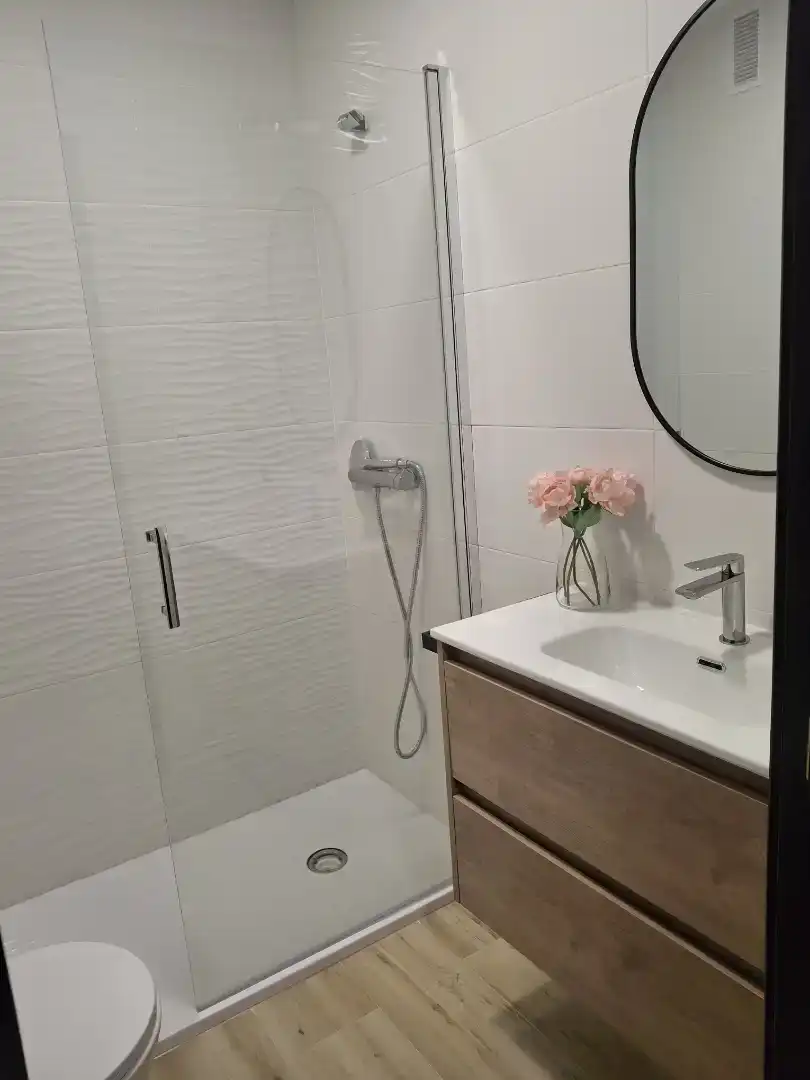 Badezimmer von Wohnung zur Miete in Baiona mit Privatgarten