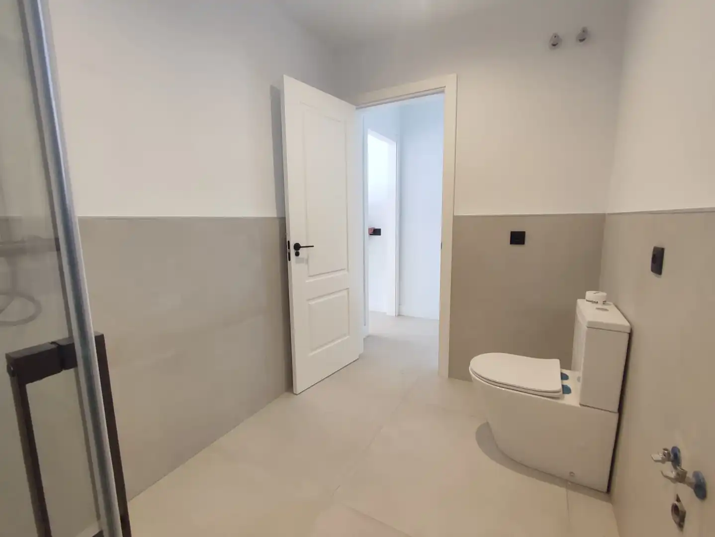 Badezimmer von Dachboden zum Verkauf in Estepona mit Terrasse und Schwimmbad