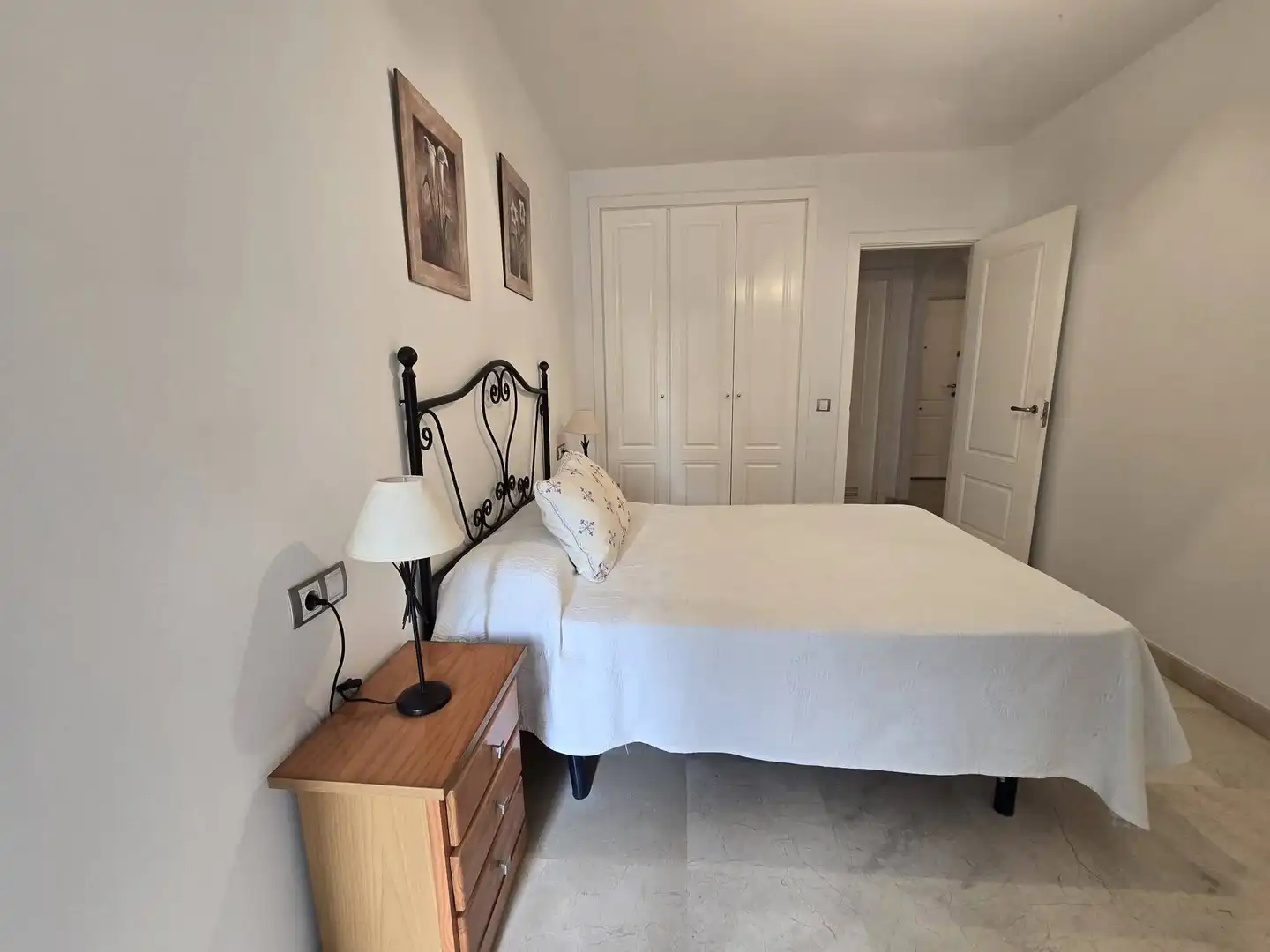 Schlafzimmer von Erdgeschoss zum Verkauf in Manilva mit Klimaanlage, Terrasse und Möbliert