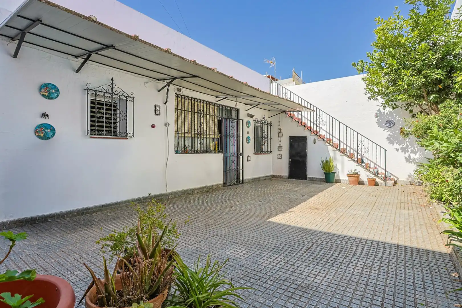Vista exterior de Casa o chalet en venta en Sevilla con Aire acondicionado y Terraza