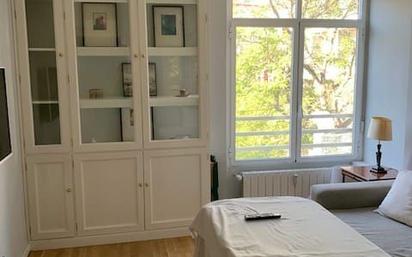Dormitori de Apartament de lloguer en  Madrid Capital amb Calefacció, Parquet i Moblat