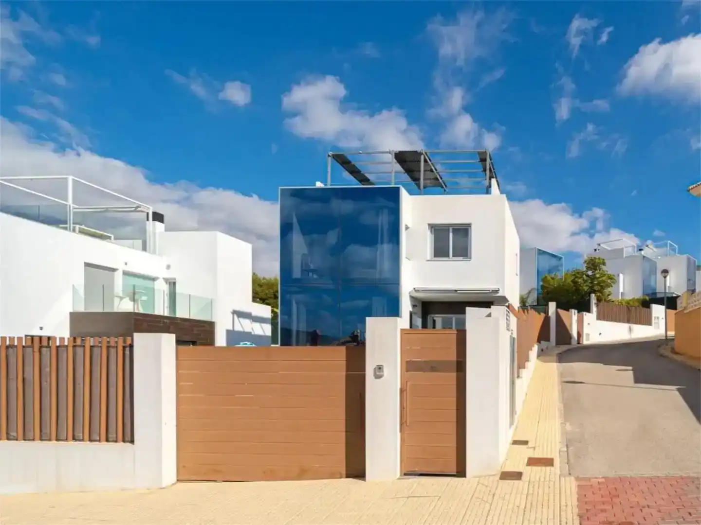 Vista exterior de Casa o xalet en venda en Finestrat amb Aire condicionat, Piscina i Balcó