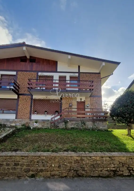 Maison mitoyenne avec balcon à vendre à Albakoa