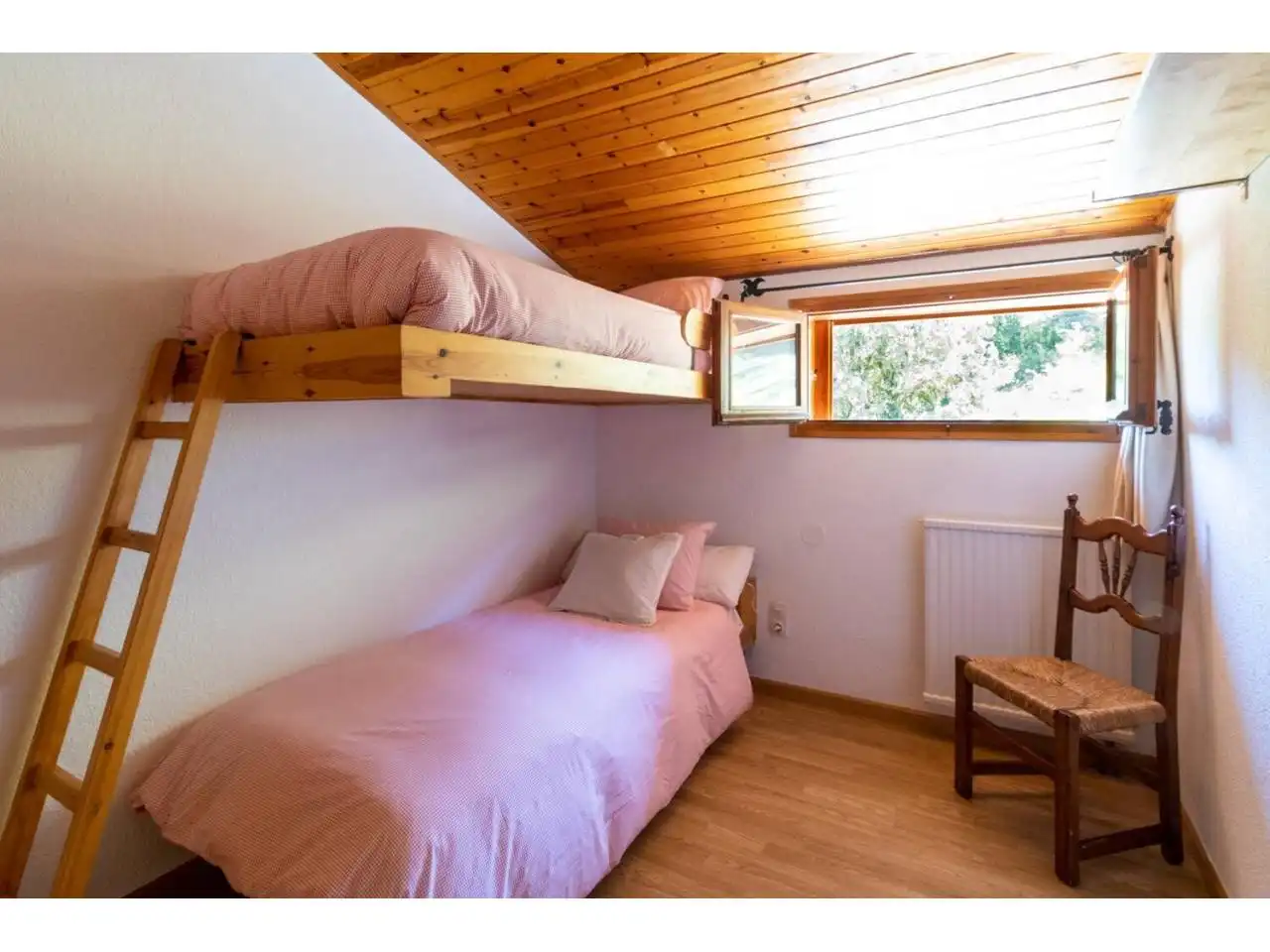 Dormitori de Àtic de lloguer en Alp amb Calefacció, Parquet i Moblat