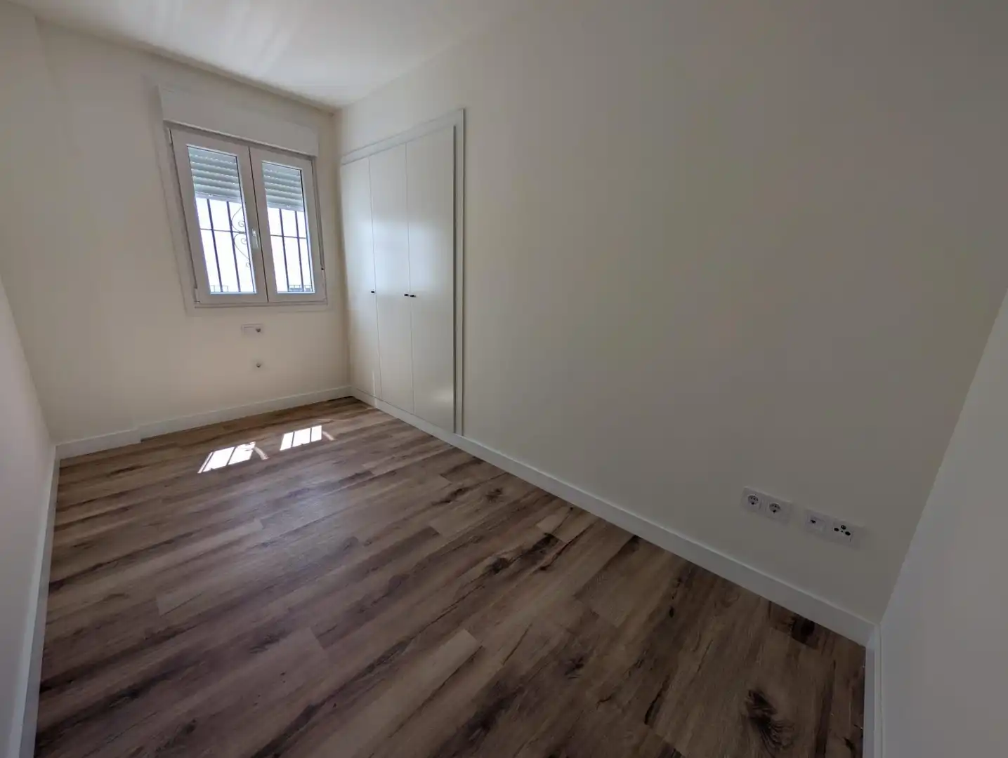Schlafzimmer von Wohnung zur Miete in Sevilla mit Klimaanlage, Heizung und Balkon