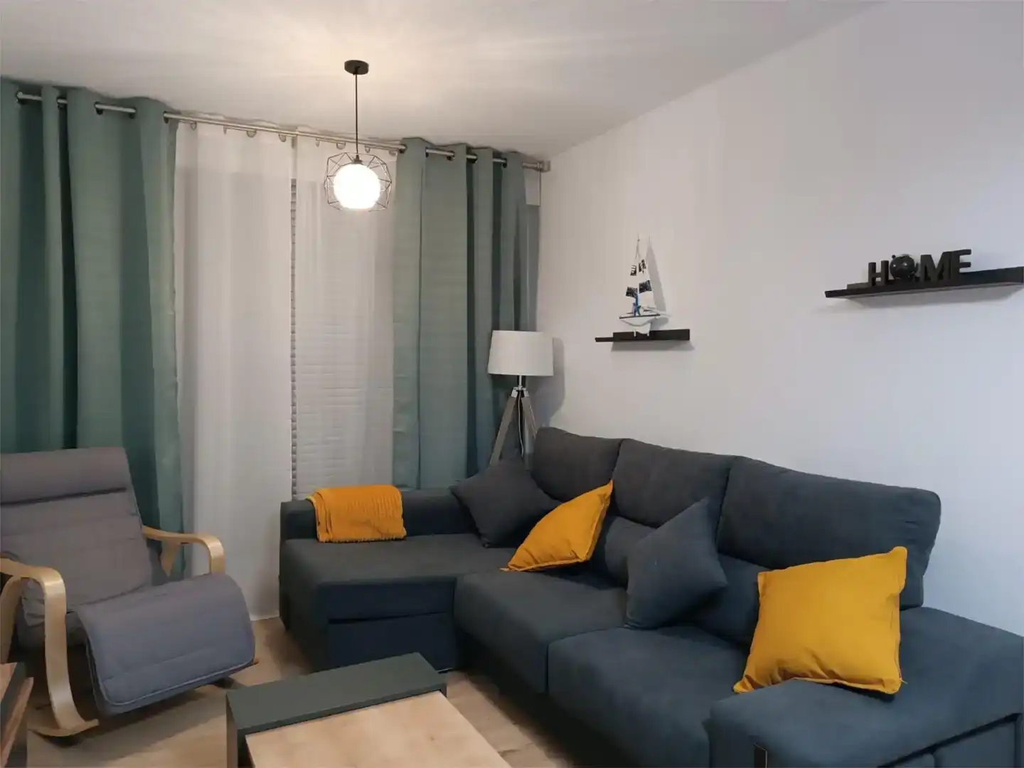 Wohnzimmer von Wohnung zur Miete in Burela mit Parkett, Möbliert und Ofen