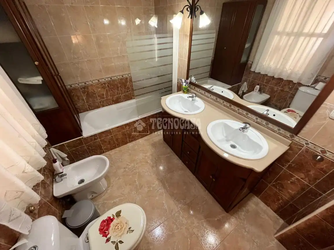 Baño de Casa adosada en venta en Dos Hermanas con Terraza
