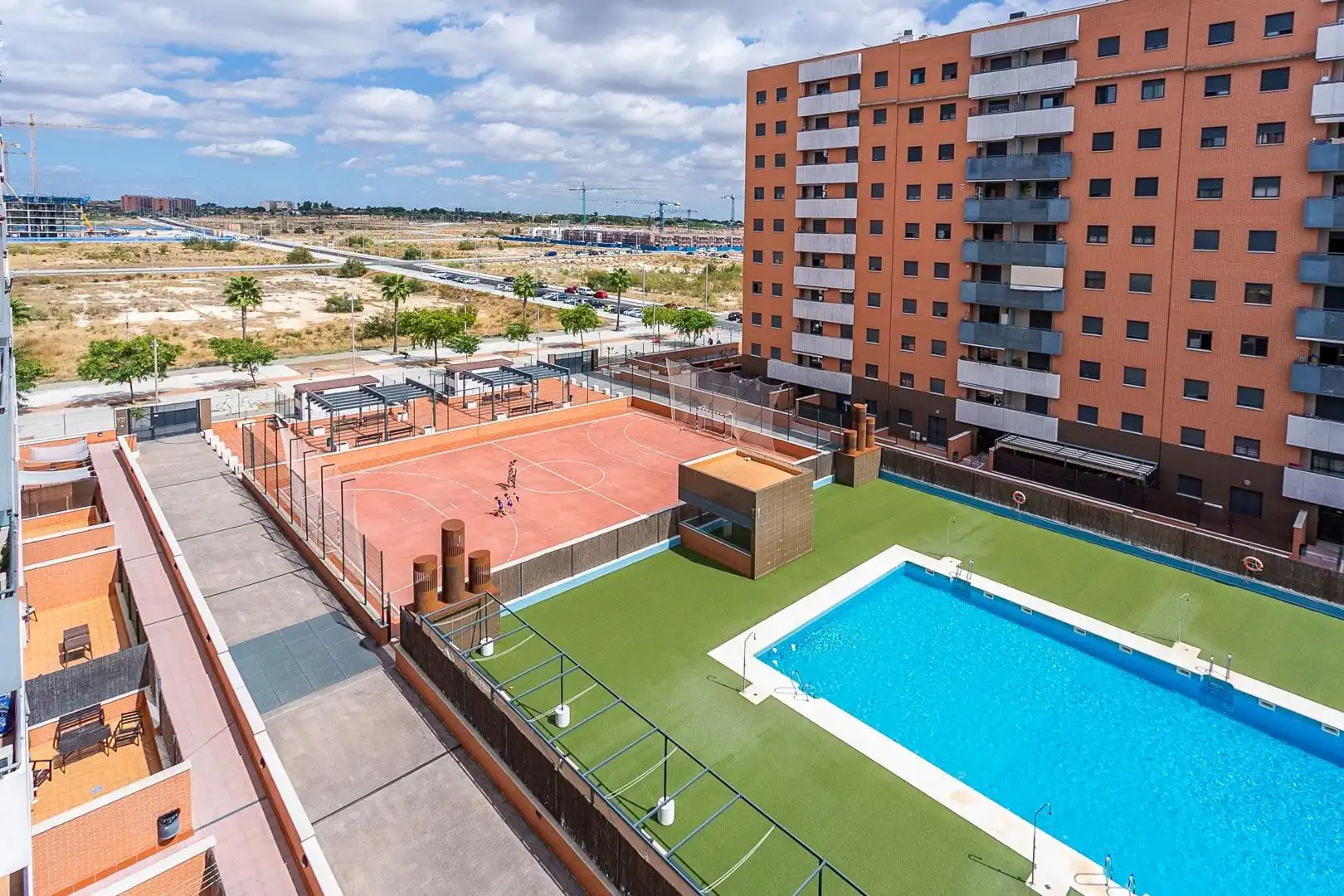 Schwimmbecken von Wohnung zum Verkauf in Dos Hermanas mit Klimaanlage, Terrasse und Abstellraum