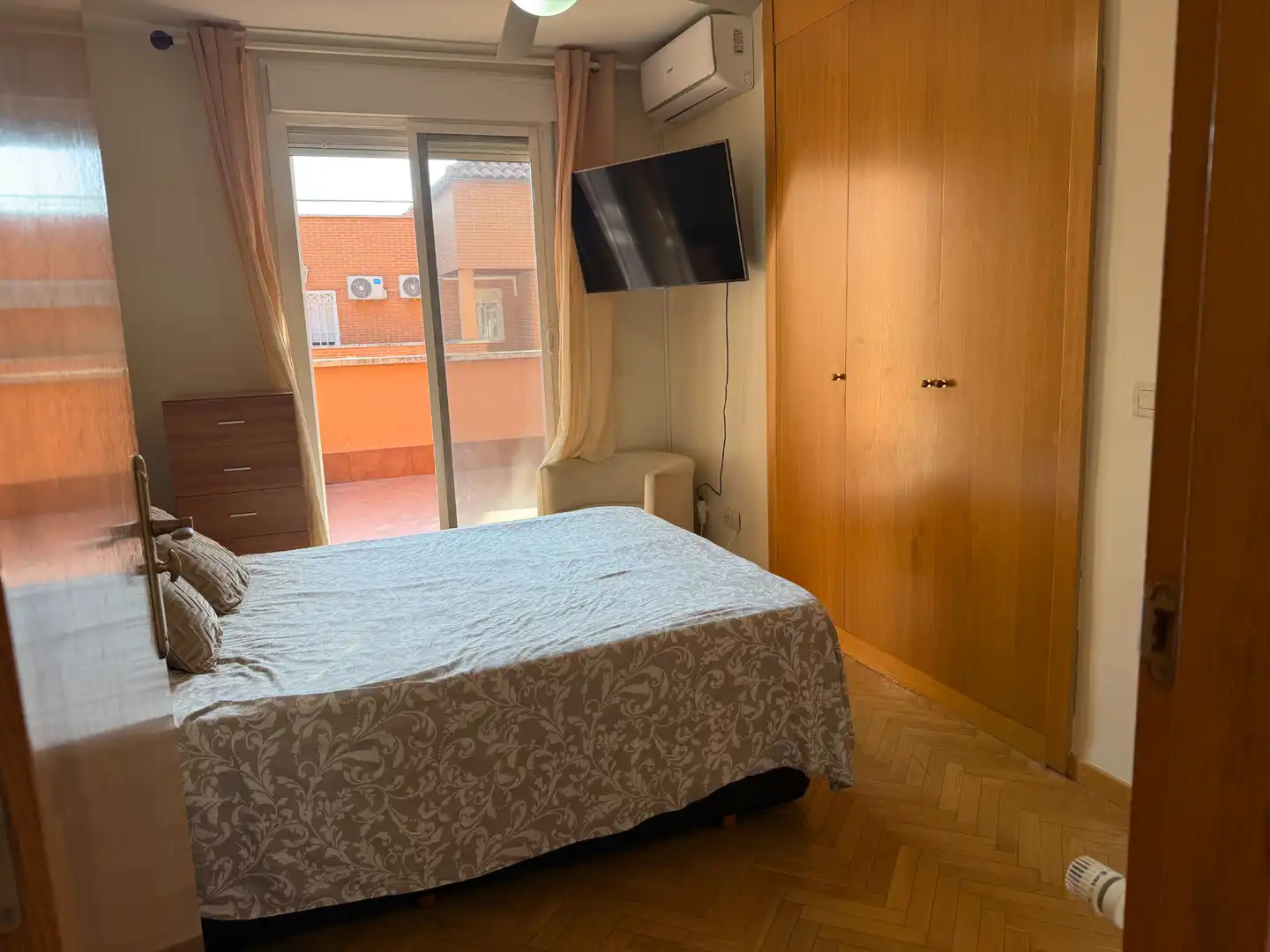 Dormitori de Casa adosada en venda en Daganzo de Arriba amb Aire condicionat, Calefacció i Jardí privat