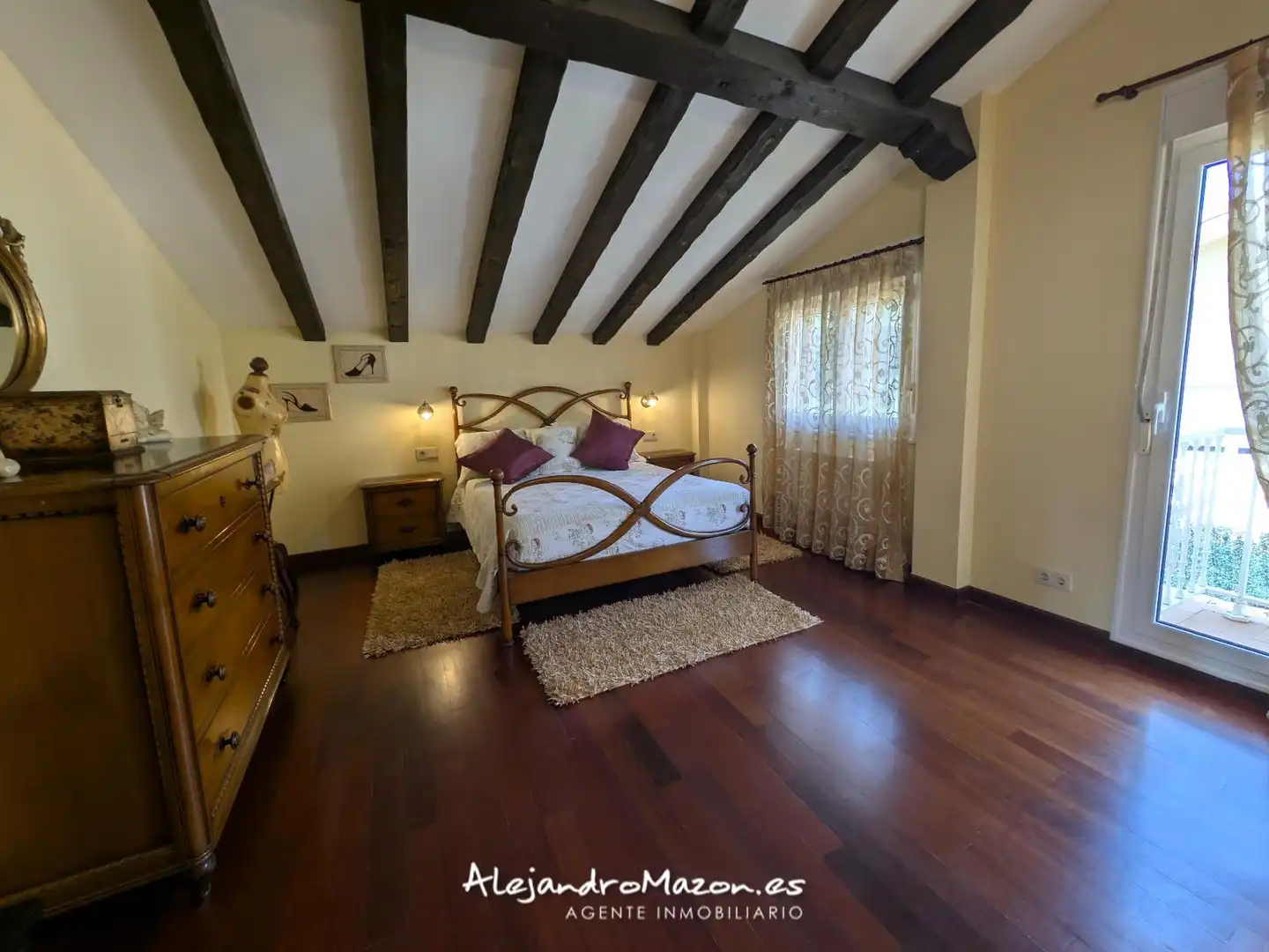 Schlafzimmer von Einfamilien-Reihenhaus zum Verkauf in Castro-Urdiales mit Heizung, Privatgarten und Terrasse