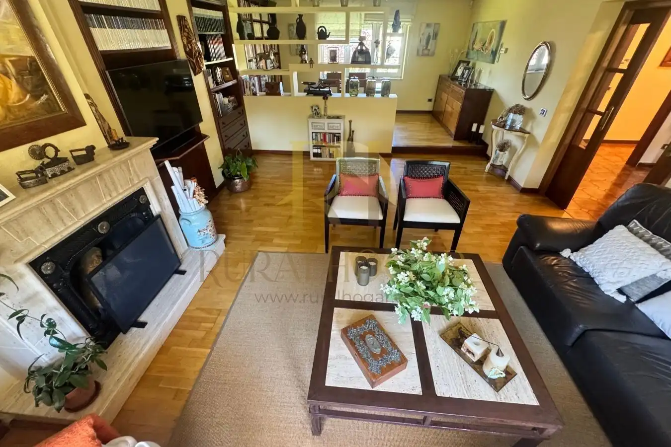 Sala de estar de Casa o chalet en venta en Santovenia de la Valdoncina con Calefacción, Jardín privado y Parquet