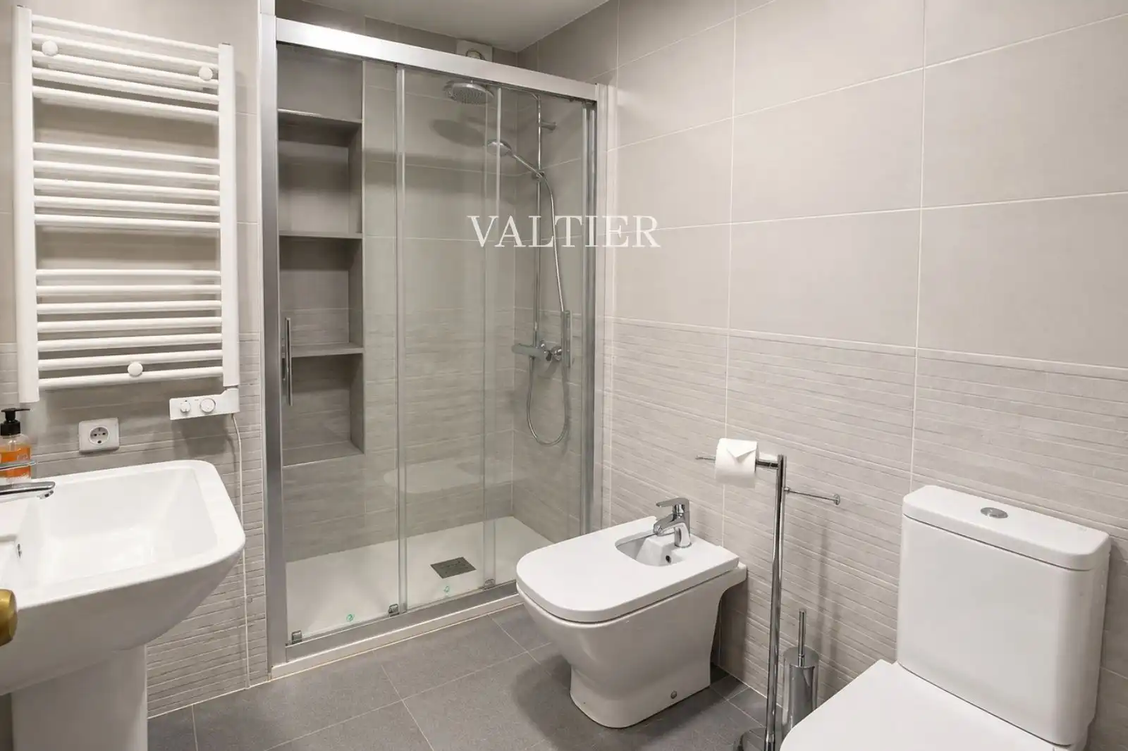 Bathroom of Flat for rent in Madrid  with Air Conditioner and Furnished