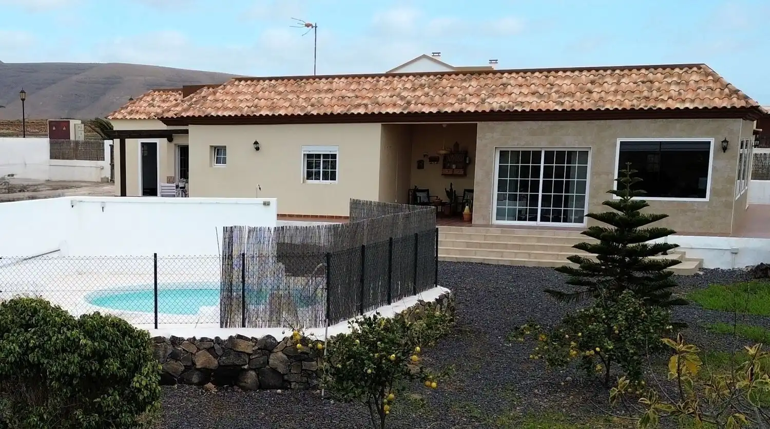 Vista exterior de Casa o xalet en venda en La Oliva amb Aire condicionat, Jardí privat i Terrassa