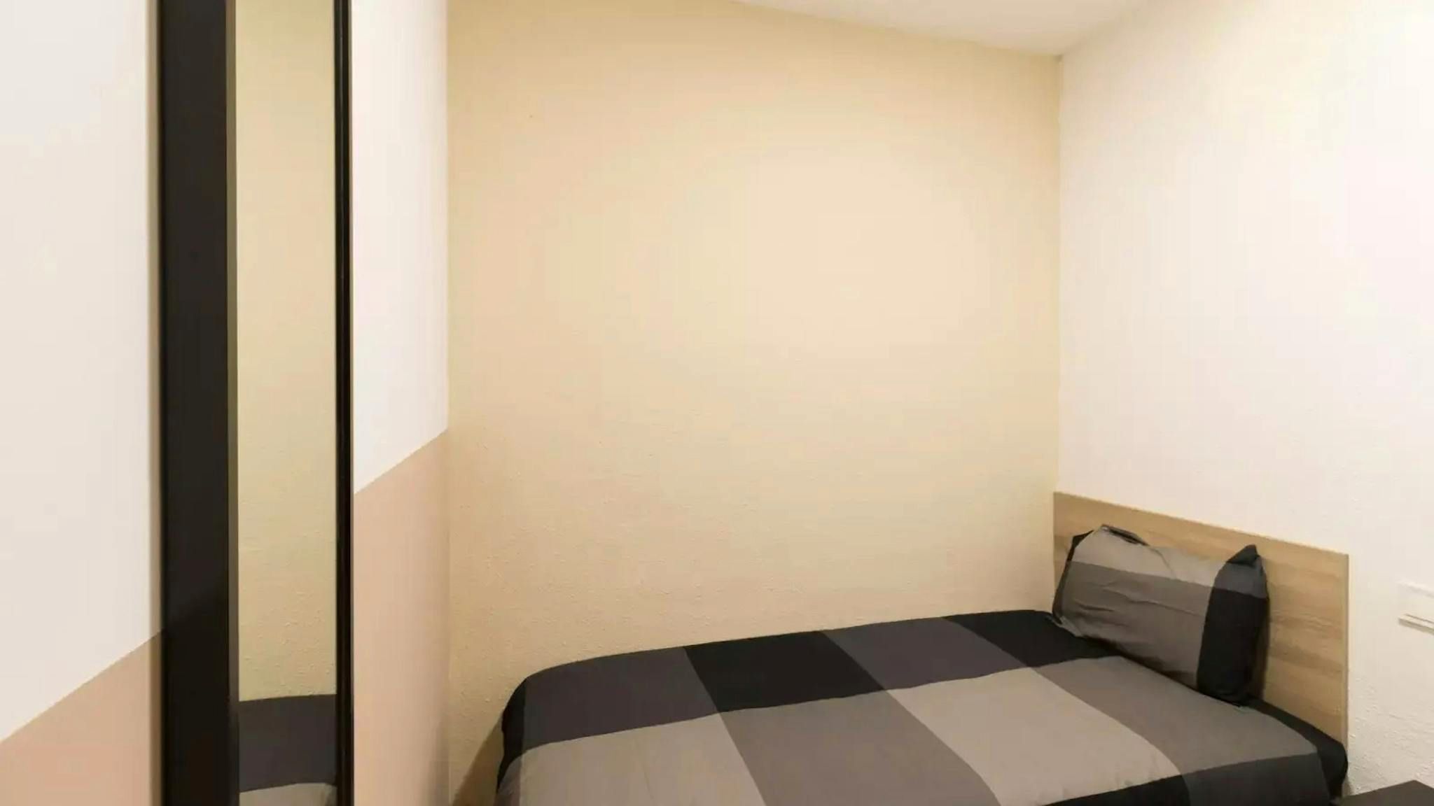 Bedroom of Flat to share in  Barcelona Capital  with Washing machine