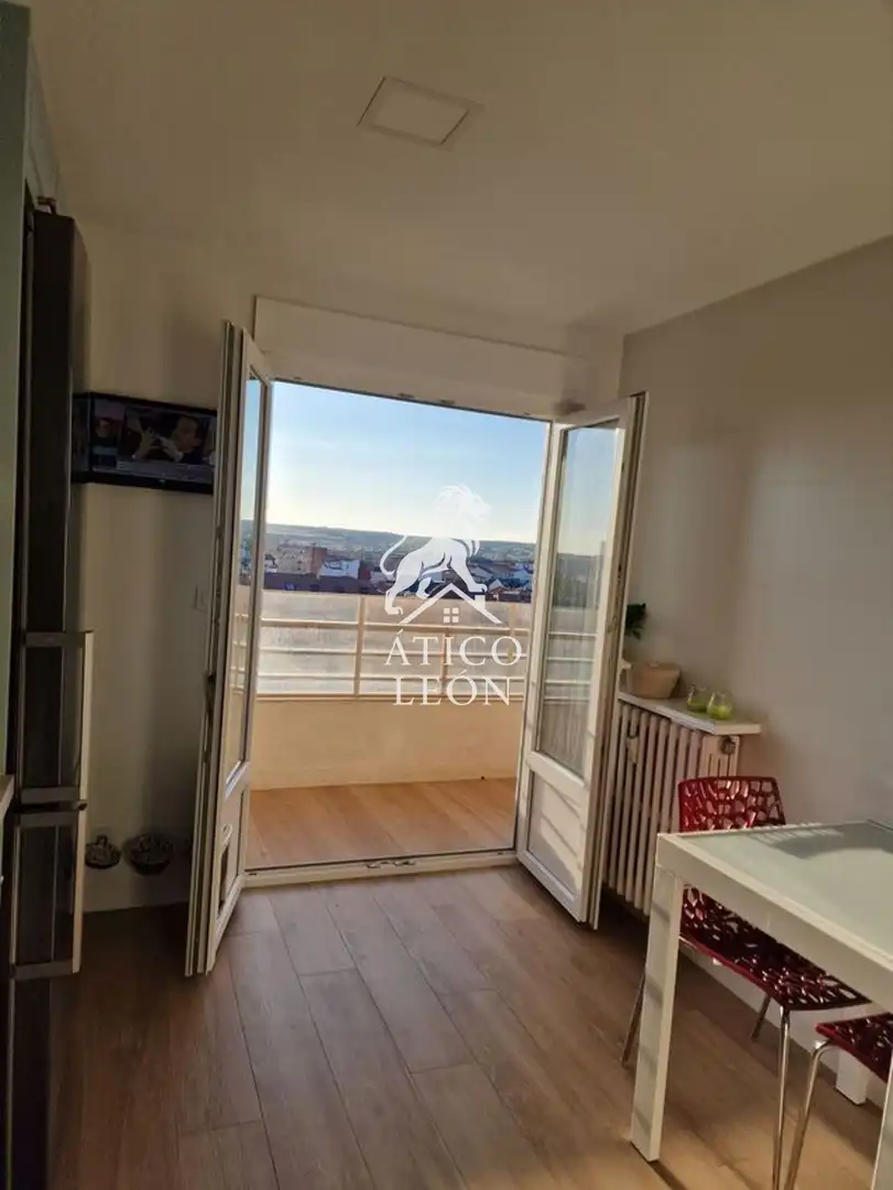 Terrassa de Àtic en venda en León Capital  amb Calefacció, Parquet i Terrassa