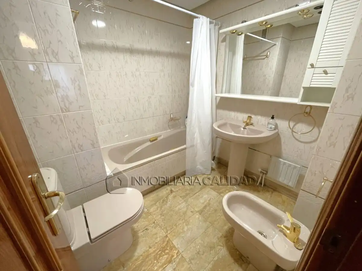 Baño de Piso de alquiler en Burgos con Calefacción y Amueblado