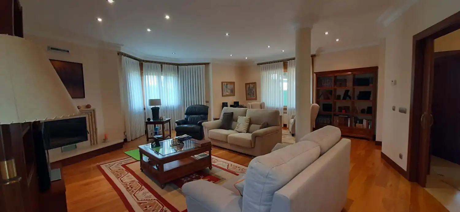 Sala d'estar de Casa o xalet en venda en Argoños  amb Calefacció