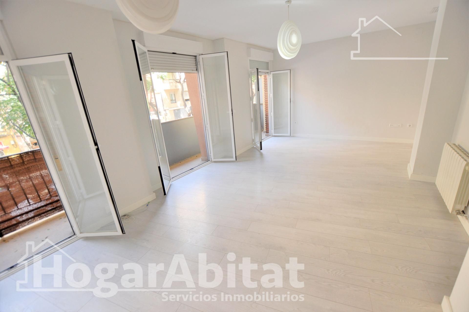 Sala d'estar de Pis en venda en  Valencia Capital amb Calefacció, Parquet i Balcó