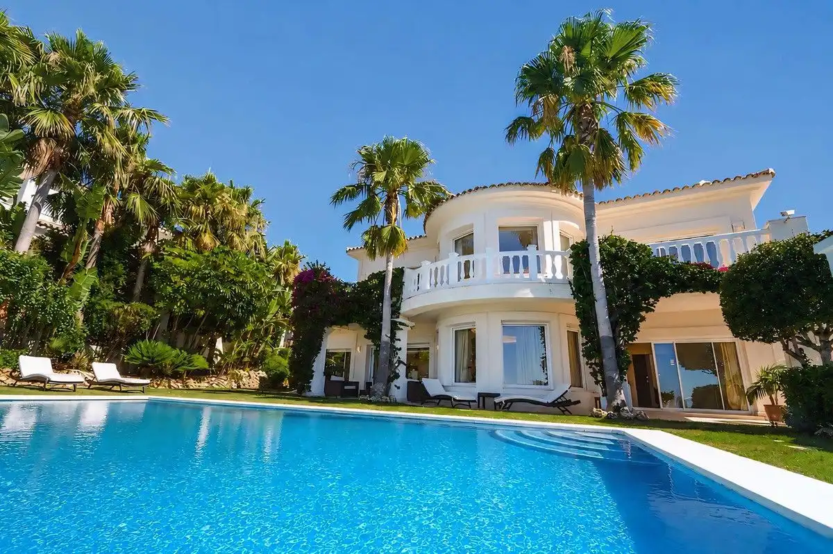 Vista exterior de Casa o xalet en venda en Marbella amb Aire condicionat, Jardí privat i Piscina