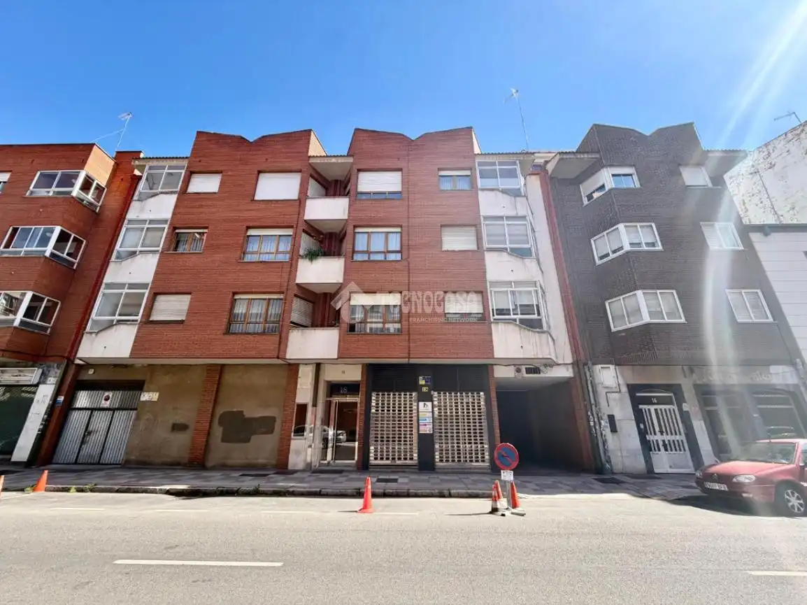 Vista exterior de Piso de alquiler en León Capital  con Aire acondicionado y Calefacción
