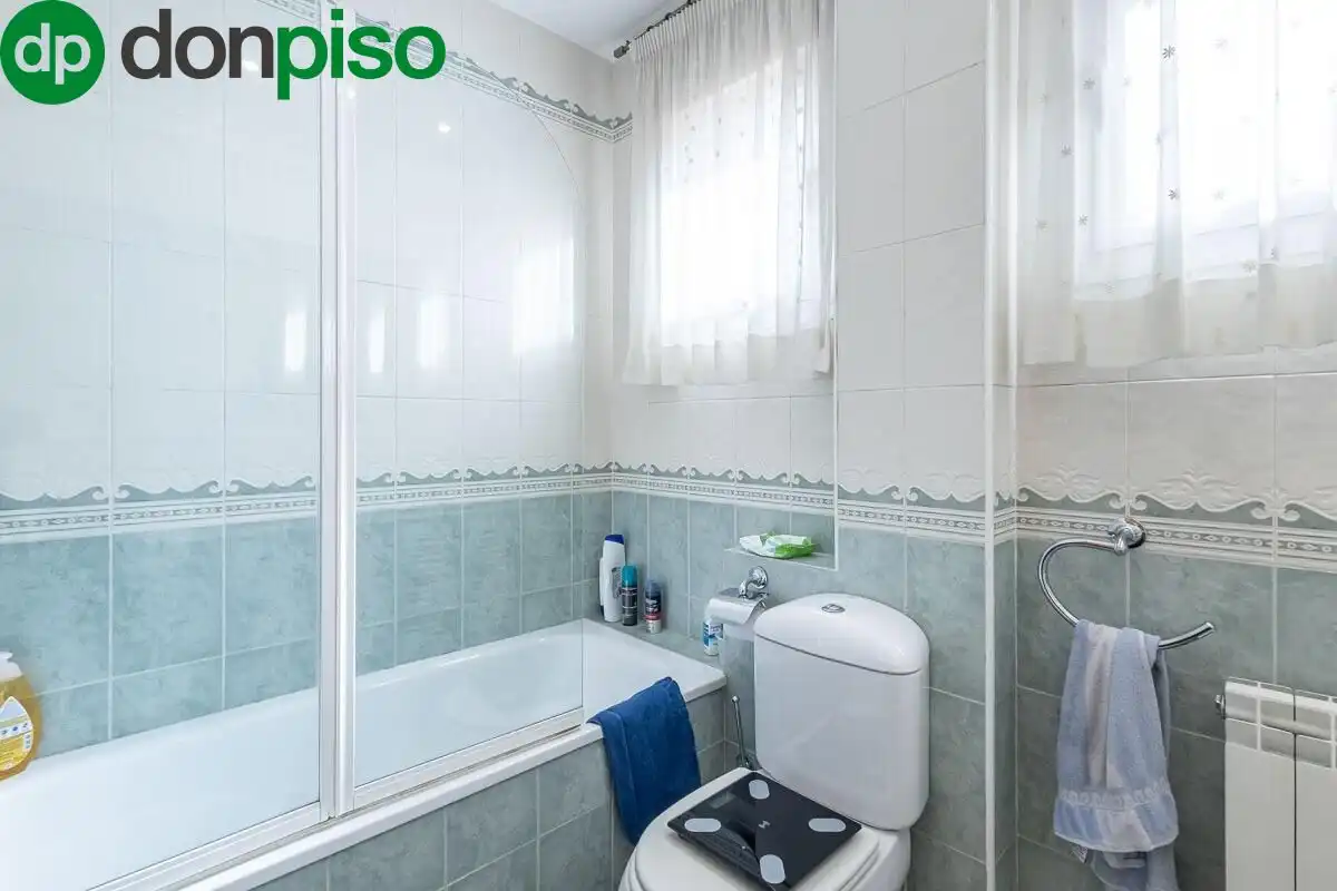 Baño de Casa adosada en venta en Granada con Calefacción, Jardín privado y Terraza