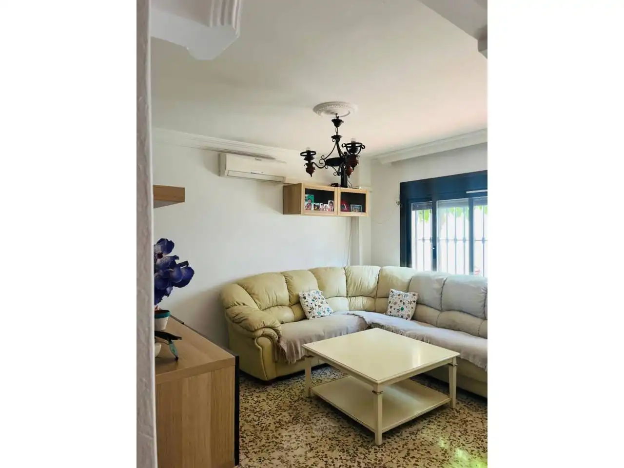 Sala d'estar de Dúplex en venda en Estepona amb Aire condicionat, Terrassa i Moblat