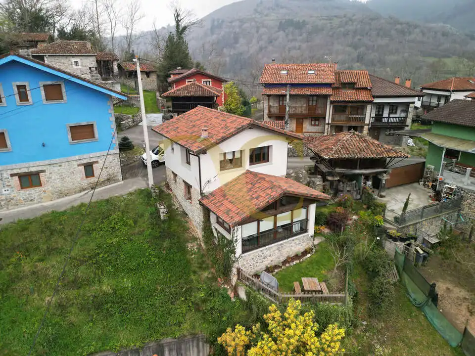 Vista exterior de Casa o xalet en venda en Cangas de Onís amb Calefacció, Jardí privat i Terrassa