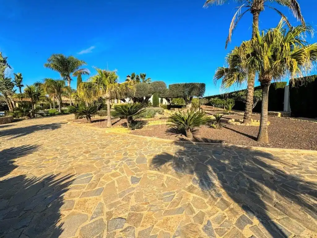 Vista exterior de Casa o xalet en venda en Orihuela amb Aire condicionat, Jardí privat i Traster