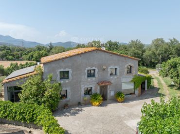 Casa rústica amb piscina en venda a La Bruguera de Cartellà