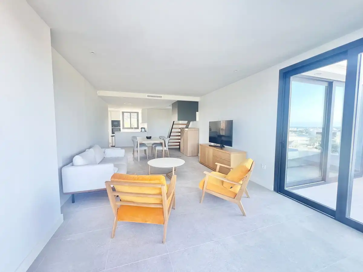 Sala d'estar de Dúplex en venda en Estepona amb Aire condicionat, Terrassa i Traster