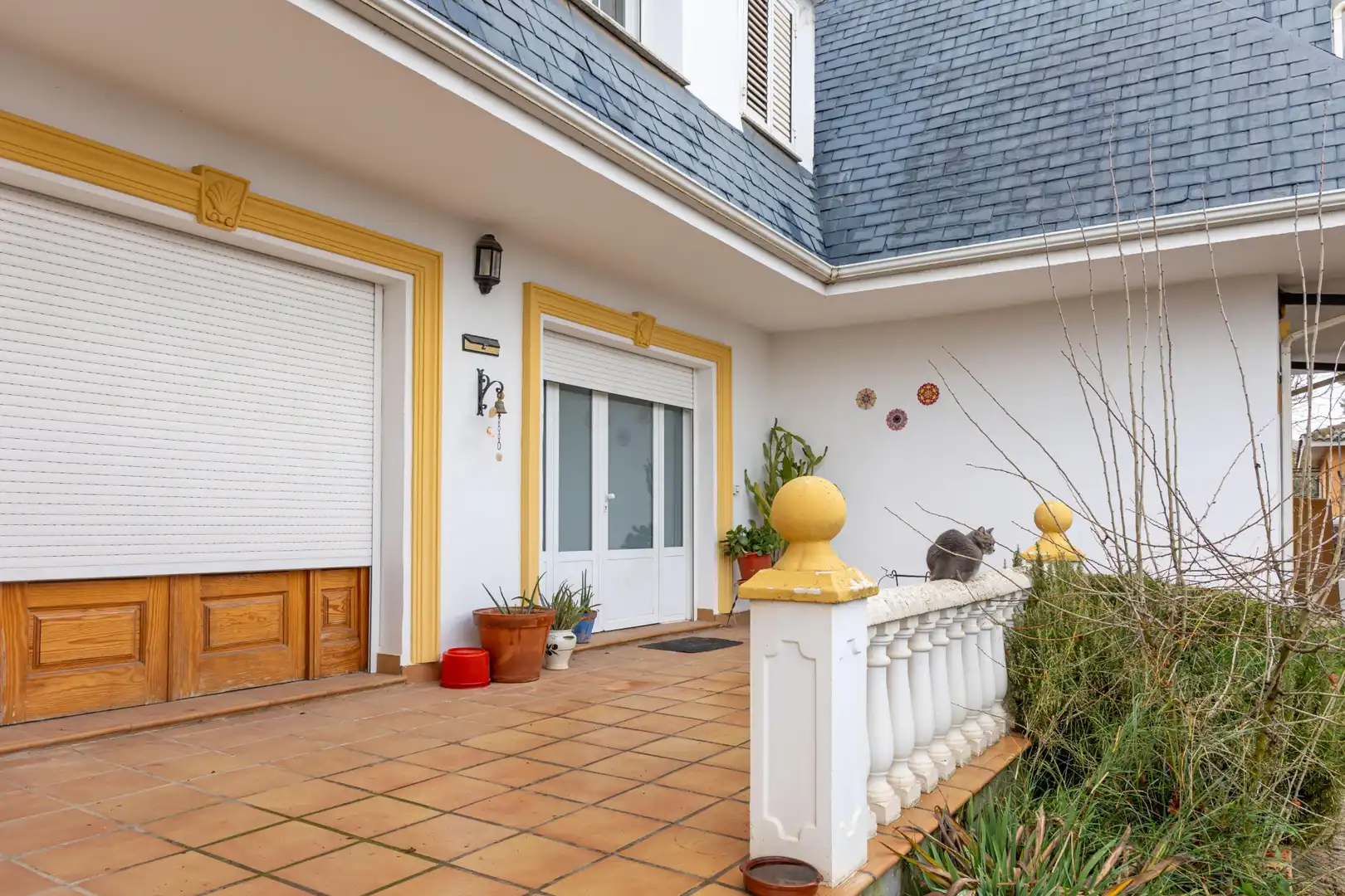 Vista exterior de Casa o xalet en venda en Baza amb Jardí privat, Terrassa i Piscina