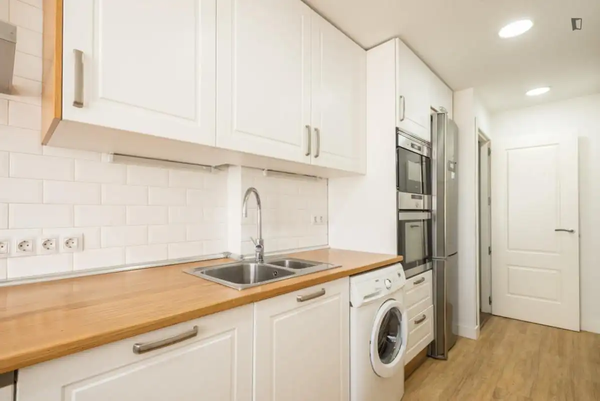Cocina de Apartamento para compartir en Madrid con Amueblado, Horno y Lavadora