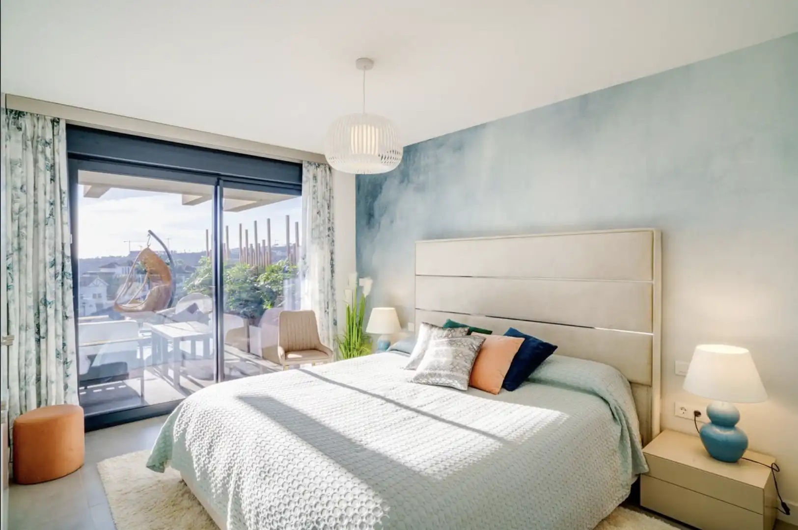 Dormitori de Apartament de lloguer en Estepona amb Aire condicionat, Terrassa i Moblat