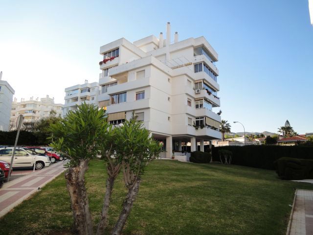 Vista exterior de Apartament de lloguer en Benalmádena amb Aire condicionat, Terrassa i Moblat